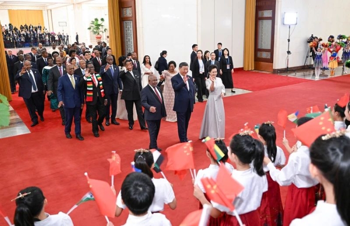 9月4日晚，國(guó)家主席習(xí)近平和夫人彭麗媛在北京人民大會(huì)堂舉行宴會(huì)，歡迎來(lái)華出席中非合作論壇北京峰會(huì)的非方及國(guó)際貴賓。這是在前往宴會(huì)廳沿途，少年兒童對(duì)國(guó)際貴賓表示熱烈歡迎。新華社記者 張領(lǐng) 攝