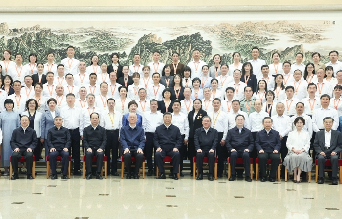 9月9日，黨和國(guó)家領(lǐng)導(dǎo)人習(xí)近平、李強(qiáng)、蔡奇、丁薛祥等在北京接見參加慶祝第四十個(gè)教師節(jié)暨全國(guó)教育系統(tǒng)先進(jìn)集體和先進(jìn)個(gè)人表彰活動(dòng)代表。新華社記者 鞠鵬 攝