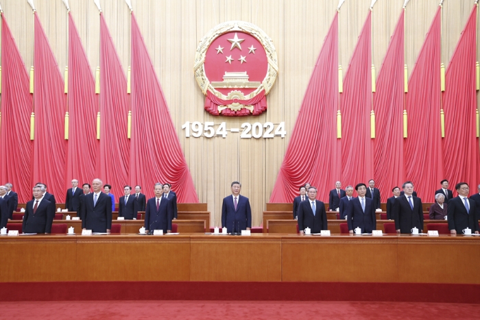 9月14日上午，中共中央、全國人大常委會在北京人民大會堂隆重舉行慶祝全國人民代表大會成立70周年大會。習近平、李強、趙樂際、王滬寧、蔡奇、丁薛祥、李希、韓正等出席大會。新華社記者 鞠鵬 攝