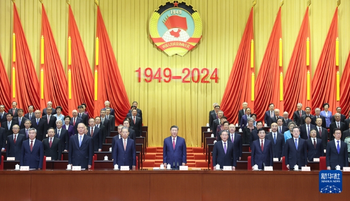 9月20日上午，中共中央、全國(guó)政協(xié)在全國(guó)政協(xié)禮堂隆重舉行慶祝中國(guó)人民政治協(xié)商會(huì)議成立75周年大會(huì)。習(xí)近平、李強(qiáng)、趙樂(lè)際、王滬寧、蔡奇、丁薛祥、李希、韓正等出席大會(huì)。新華社記者 鞠鵬 攝