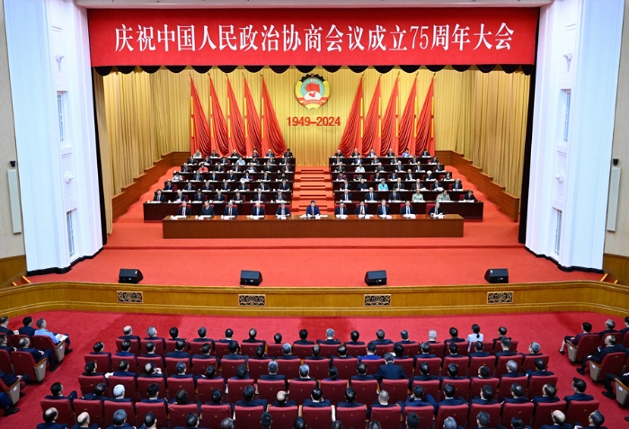 9月20日上午，中共中央、全國(guó)政協(xié)在全國(guó)政協(xié)禮堂隆重舉行慶祝中國(guó)人民政治協(xié)商會(huì)議成立75周年大會(huì)。習(xí)近平、李強(qiáng)、趙樂(lè)際、王滬寧、蔡奇、丁薛祥、李希、韓正等出席大會(huì)。新華社記者 申宏 攝