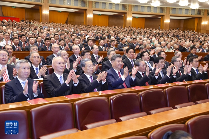 9月29日晚，慶祝中華人民共和國成立75周年音樂會(huì)在京舉行。習(xí)近平、李強(qiáng)、趙樂際、王滬寧、蔡奇、丁薛祥、李希、韓正等黨和國家領(lǐng)導(dǎo)人，同3000多名觀眾一起觀看演出。新華社記者 鞠鵬 攝