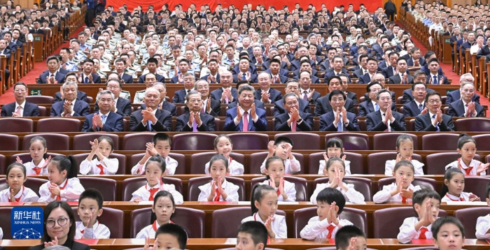 9月29日晚，慶祝中華人民共和國成立75周年音樂會(huì)在京舉行。習(xí)近平、李強(qiáng)、趙樂際、王滬寧、蔡奇、丁薛祥、李希、韓正等黨和國家領(lǐng)導(dǎo)人，同3000多名觀眾一起觀看演出。新華社記者 申宏 攝