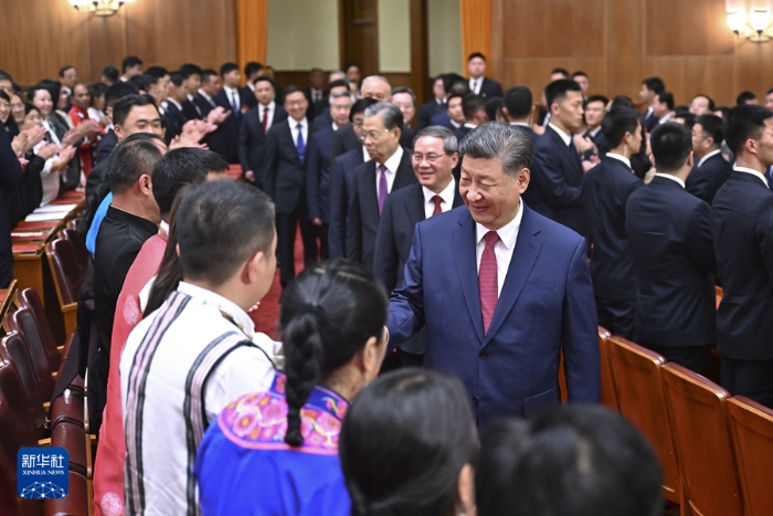 9月29日晚，慶祝中華人民共和國成立75周年音樂會(huì)在京舉行。習(xí)近平、李強(qiáng)、趙樂際、王滬寧、蔡奇、丁薛祥、李希、韓正等黨和國家領(lǐng)導(dǎo)人，同3000多名觀眾一起觀看演出。新華社記者 燕雁 攝
