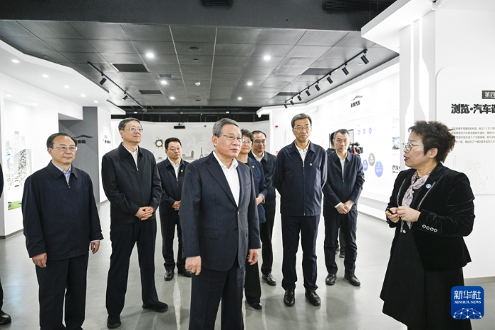 11月3日，中共中央政治局常委、國務院總理李強在上海調研職業(yè)教育和技能人才培養(yǎng)工作。這是李強在上海南湖職業(yè)技術學院調研。新華社記者 李學仁 攝
