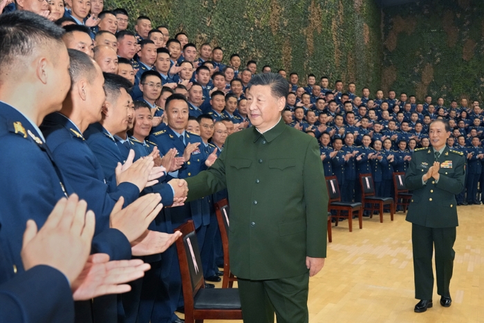 11月4日，中共中央總書(shū)記、國(guó)家主席、中央軍委主席習(xí)近平到空降兵軍視察。這是習(xí)近平親切接見(jiàn)空降兵軍官兵代表。新華社記者 李剛 攝