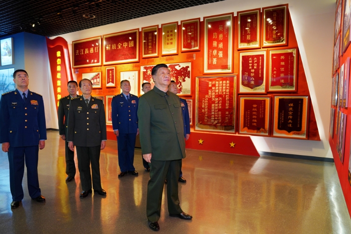 11月4日，中共中央總書(shū)記、國(guó)家主席、中央軍委主席習(xí)近平到空降兵軍視察。這是習(xí)近平參觀空降兵軍軍史館。新華社記者 李剛 攝