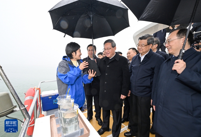 11月13日，中共中央政治局常委、國(guó)務(wù)院總理李強(qiáng)在河北調(diào)研。這是李強(qiáng)在白洋淀詳細(xì)了解生態(tài)環(huán)境治理保護(hù)情況。新華社記者 饒愛(ài)民 攝