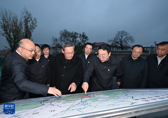 11月13日，中共中央政治局常委、國(guó)務(wù)院總理李強(qiáng)在河北調(diào)研。這是李強(qiáng)在涿州市小清河分洪區(qū)南圍堤建設(shè)工程現(xiàn)場(chǎng)，察看項(xiàng)目最新進(jìn)展，聽(tīng)取河北省災(zāi)后重建重大水利工程等情況匯報(bào)，與設(shè)計(jì)施工監(jiān)理人員交流。新華社記者 饒愛(ài)民 攝