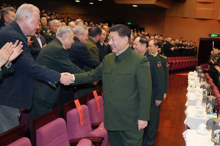 1月17日下午，中央軍委慰問駐京部隊老干部迎新春文藝演出在北京舉行。中共中央總書記、國家主席、中央軍委主席習(xí)近平觀看演出，向在座的軍隊老同志，向全軍離退休老干部，致以節(jié)日問候和新春祝福。新華社記者 李剛 攝