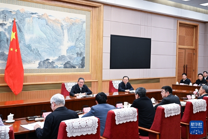 1月20日下午，中共中央政治局常委、國(guó)務(wù)院總理李強(qiáng)在北京主持召開(kāi)專(zhuān)家、企業(yè)家和教科文衛(wèi)體等領(lǐng)域代表座談會(huì)，聽(tīng)取對(duì)《政府工作報(bào)告（征求意見(jiàn)稿）》的意見(jiàn)建議。新華社記者 饒愛(ài)民 攝