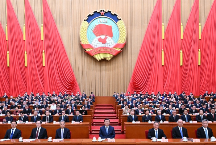 3月4日下午，中國人民政治協(xié)商會議第十四屆全國委員會第三次會議在北京人民大會堂開幕。這是習近平、李強、趙樂際、蔡奇、丁薛祥、李希、韓正在主席臺就座。新華社記者 謝環(huán)馳 攝